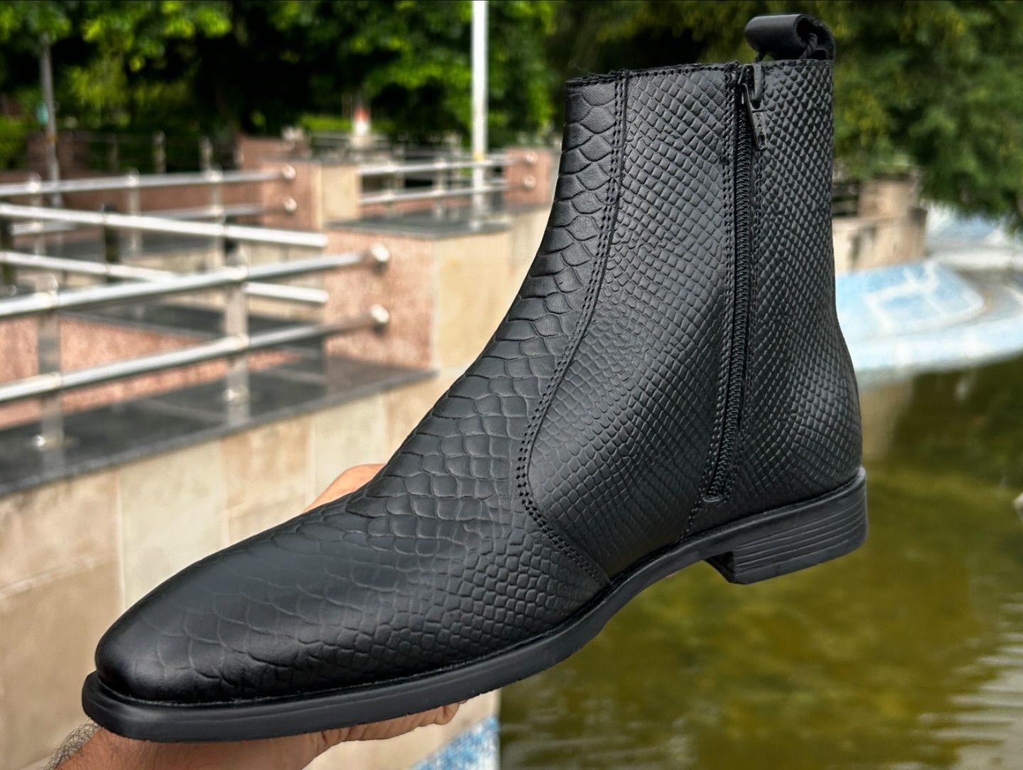 Scaled snakeskin zip-up pointed leather boots
